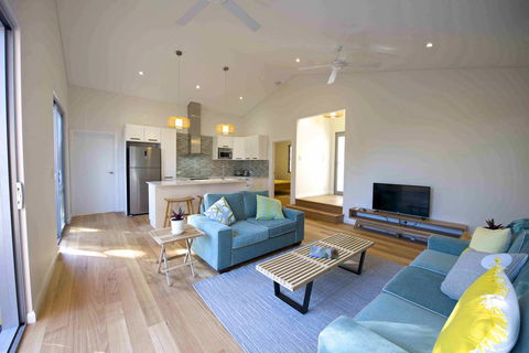 Sunny Blinco Street House - Accommodation QLD 2