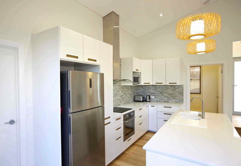 Sunny Blinco Street House - Accommodation QLD 5