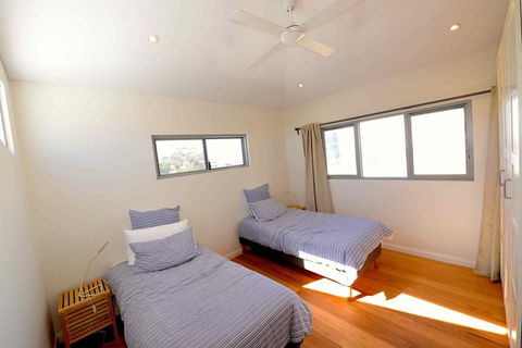 Sunny Blinco Street House - Accommodation QLD 10