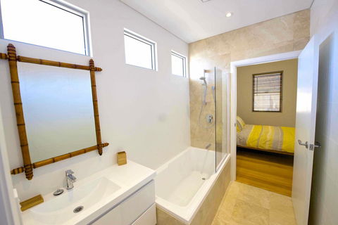 Sunny Blinco Street House - Accommodation QLD 9