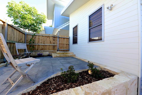 Sunny Blinco Street House - Accommodation QLD 12