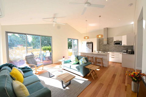 Sunny Blinco Street House - Accommodation QLD 0
