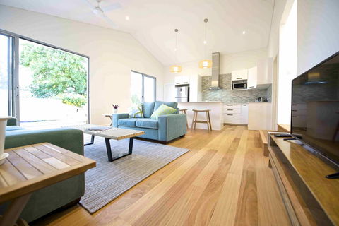 Sunny Blinco Street House - Accommodation QLD 1