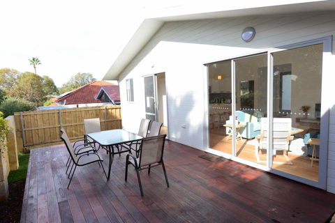 Sunny Blinco Street House - Accommodation QLD 11