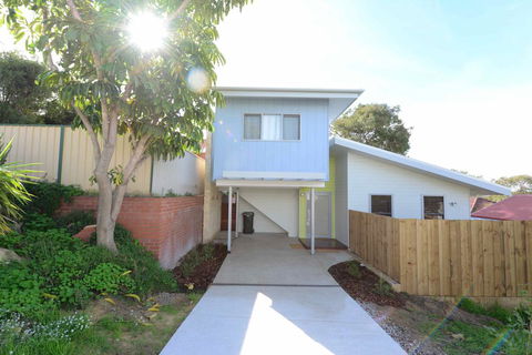Sunny Blinco Street House - Accommodation QLD 13