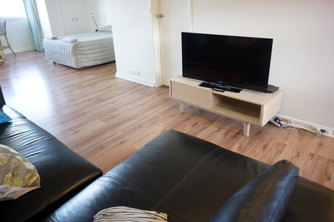 Studio 208 With Ocean Views - Accommodation QLD 9