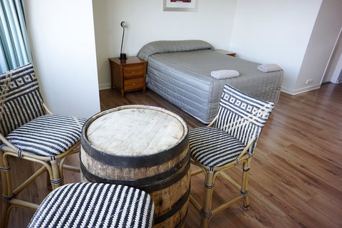 Studio 208 With Ocean Views - Accommodation QLD 2