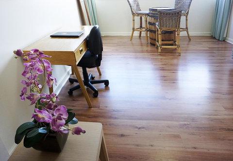 Studio 208 With Ocean Views - Accommodation QLD 7