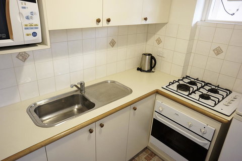 Studio 208 With Ocean Views - Accommodation QLD 16