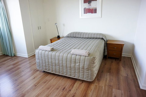 Studio 208 With Ocean Views - Accommodation QLD 4