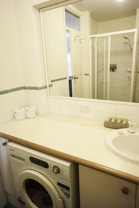 Studio 208 With Ocean Views - Accommodation QLD 15