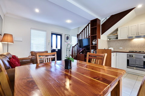 Fremantle Townhouse Unit 6 - Accommodation QLD 0