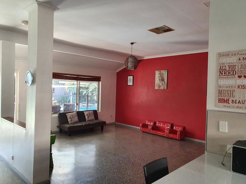 The Entertainer - Accommodation QLD 11