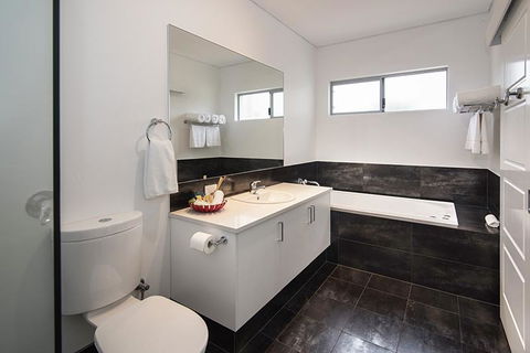 Churchill Studios - Accommodation QLD 1