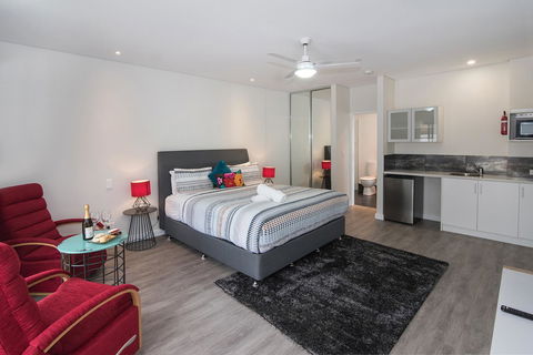 Churchill Studios - Accommodation QLD 3