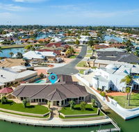 LA ANCHOR ON THE CANALS MANDURAH - Accommodation QLD