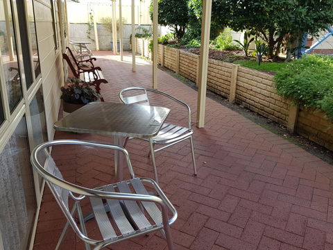 Park Avenue Holiday Units - Accommodation QLD 22