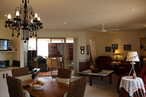 Crossland House - Accommodation QLD 18