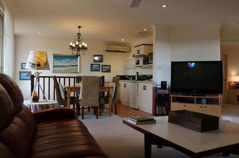 Crossland House - Accommodation QLD 14