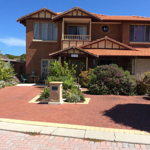 Crossland House - Accommodation QLD 10
