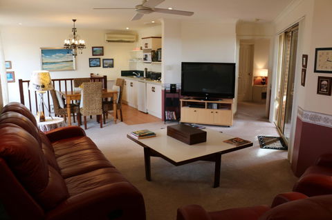 Crossland House - Accommodation QLD 19