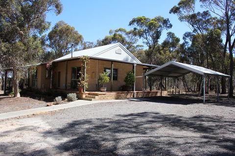 Kendenup Cottages And Lodge - Accommodation QLD 20