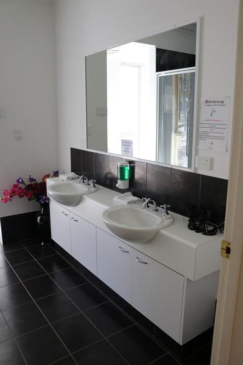 Kendenup Cottages And Lodge - Accommodation QLD 18