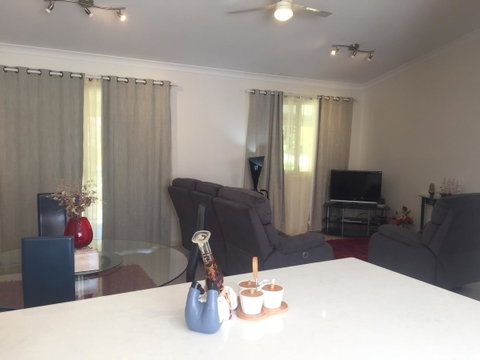 Bright & Beautiful Home On The Hills! - Accommodation QLD 11