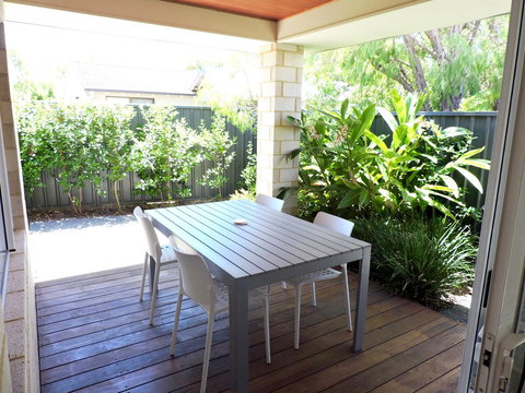 Contemporary Cove - Quindalup - Accommodation QLD 11