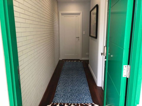 Starboard Drift - Captain & Crew - In Town Entire House For 8 - Accommodation QLD 30