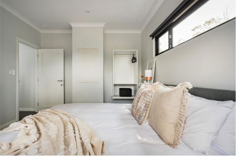 Starboard Drift - Captain & Crew - In Town Entire House For 8 - Accommodation QLD 22