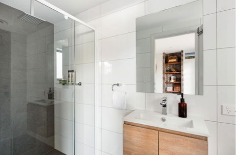 Starboard Drift - Captain & Crew - In Town Entire House For 8 - Accommodation QLD 15