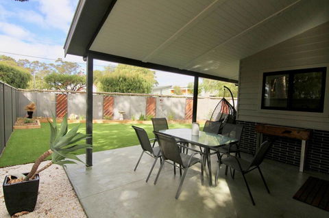 Starboard Drift - Captain & Crew - In Town Entire House For 8 - Accommodation QLD 3