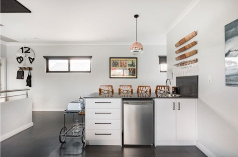 Starboard Drift - Captain & Crew - In Town Entire House For 8 - Accommodation QLD 20