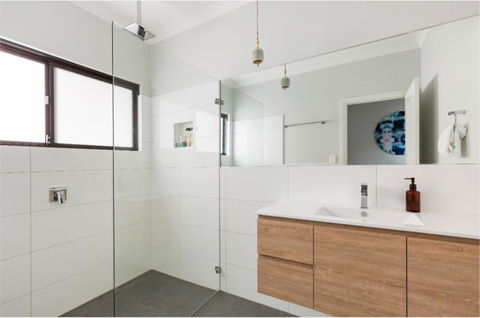 Starboard Drift - Captain & Crew - In Town Entire House For 8 - Accommodation QLD 24