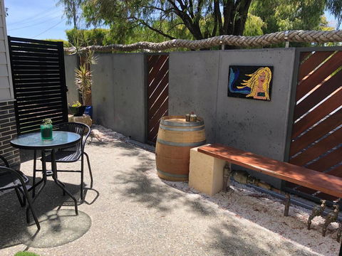 Starboard Drift - Captain & Crew - In Town Entire House For 8 - Accommodation QLD 16