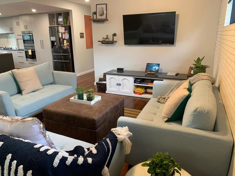 Starboard Drift - Captain & Crew - In Town Entire House For 8 - Accommodation QLD 8