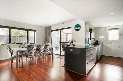 Starboard Drift - Captain & Crew - In Town Entire House For 8 - Accommodation QLD 2