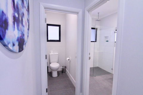 Starboard Drift - Captain & Crew - In Town Entire House For 8 - Accommodation QLD 23