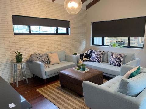 Starboard Drift - Captain & Crew - In Town Entire House For 8 - Accommodation QLD 7