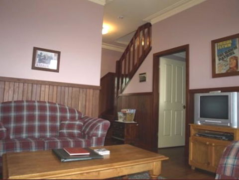 Pemberton Old Picture Theatre Holiday Apartments - Accommodation QLD 6