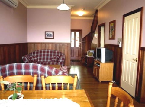 Pemberton Old Picture Theatre Holiday Apartments - Accommodation QLD 5