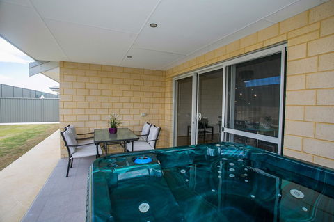 Indian Ocean Retreat - Accommodation QLD 12