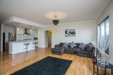 Indian Ocean Retreat - Accommodation QLD 7