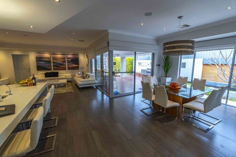 Magnificent Beach Retreat - Accommodation QLD 29
