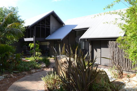 DESIGNER'S STUDIO - Accommodation QLD 13