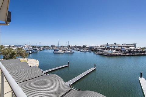 Dolphin Quay Apartments - Accommodation QLD 16