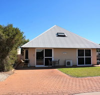 Osprey Holiday Village Unit 103/1 Bed - Perfect short stay apartment with King size bed - Accommodation QLD