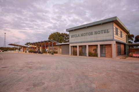 EUCLA MOTOR HOTEL - Accommodation QLD 0