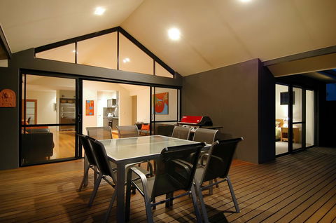 THE SANCTUARY LUXURY HOLIDAY HOME - Accommodation QLD 25